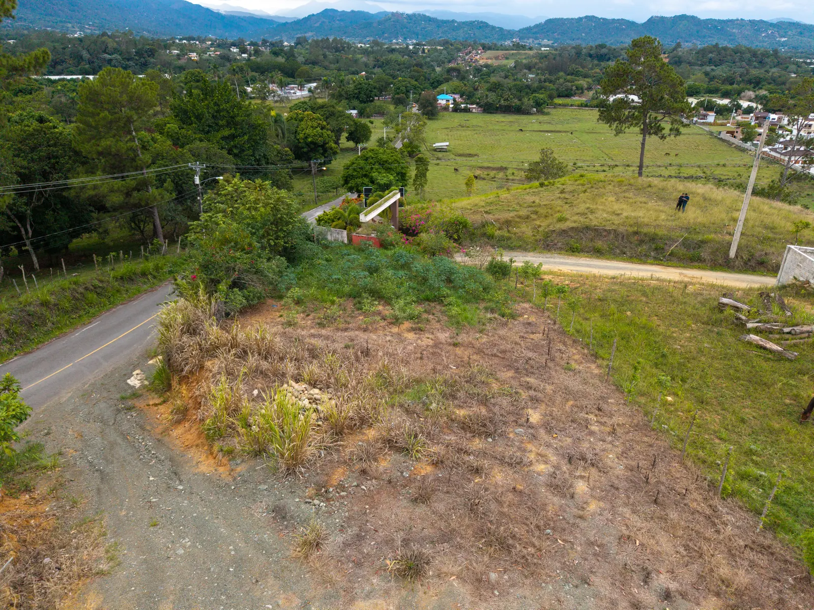Vista aérea del terreno y el entorno de montaña