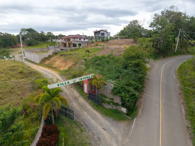 Portón de entrada a la comunidad y carretera próxima